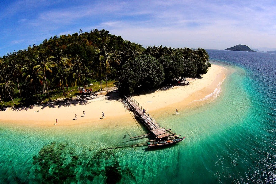 Kecamatan Bakongan, tepatnya di Bakongan timur terdapat destinasi wisata Pulau Dua.